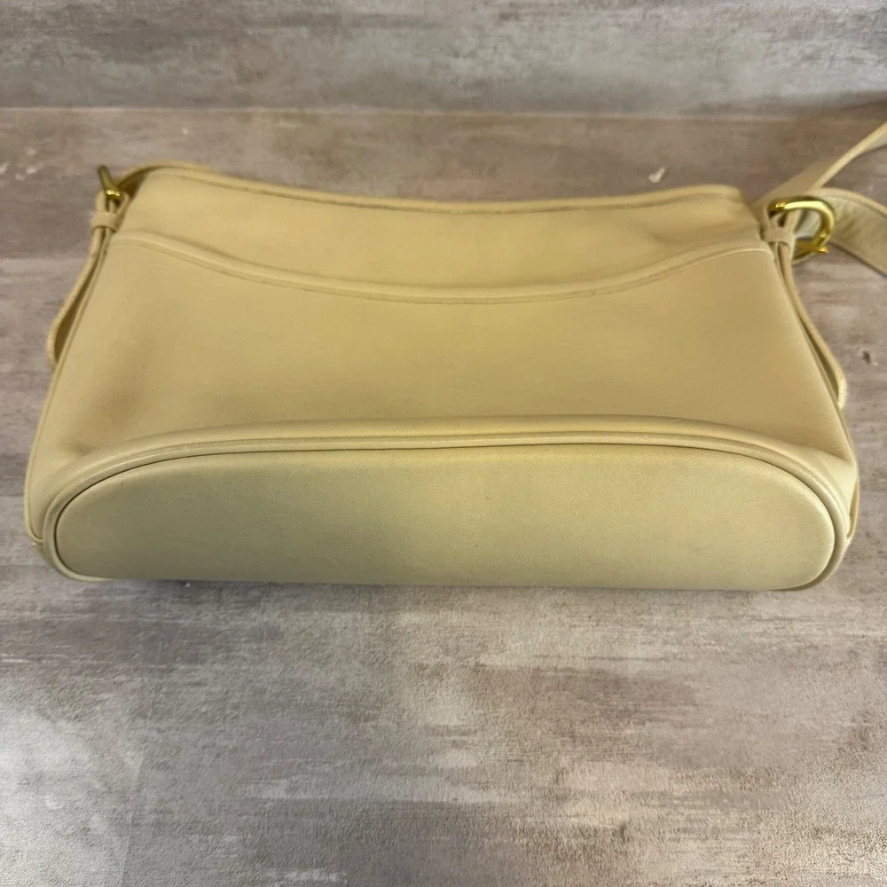 Vintage Coach Cream Leather Crossbody Bag 4143‎ Costa Rica Brass Hardware
